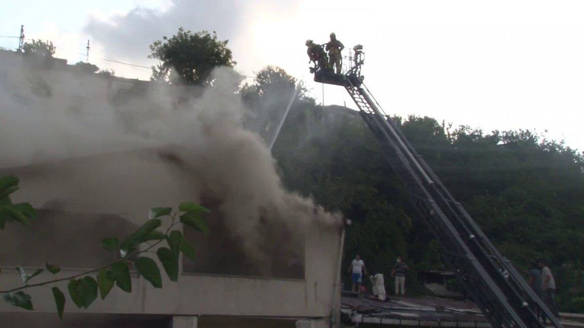 Üsküdar'da bir binanın çatı katında yangın çıktı