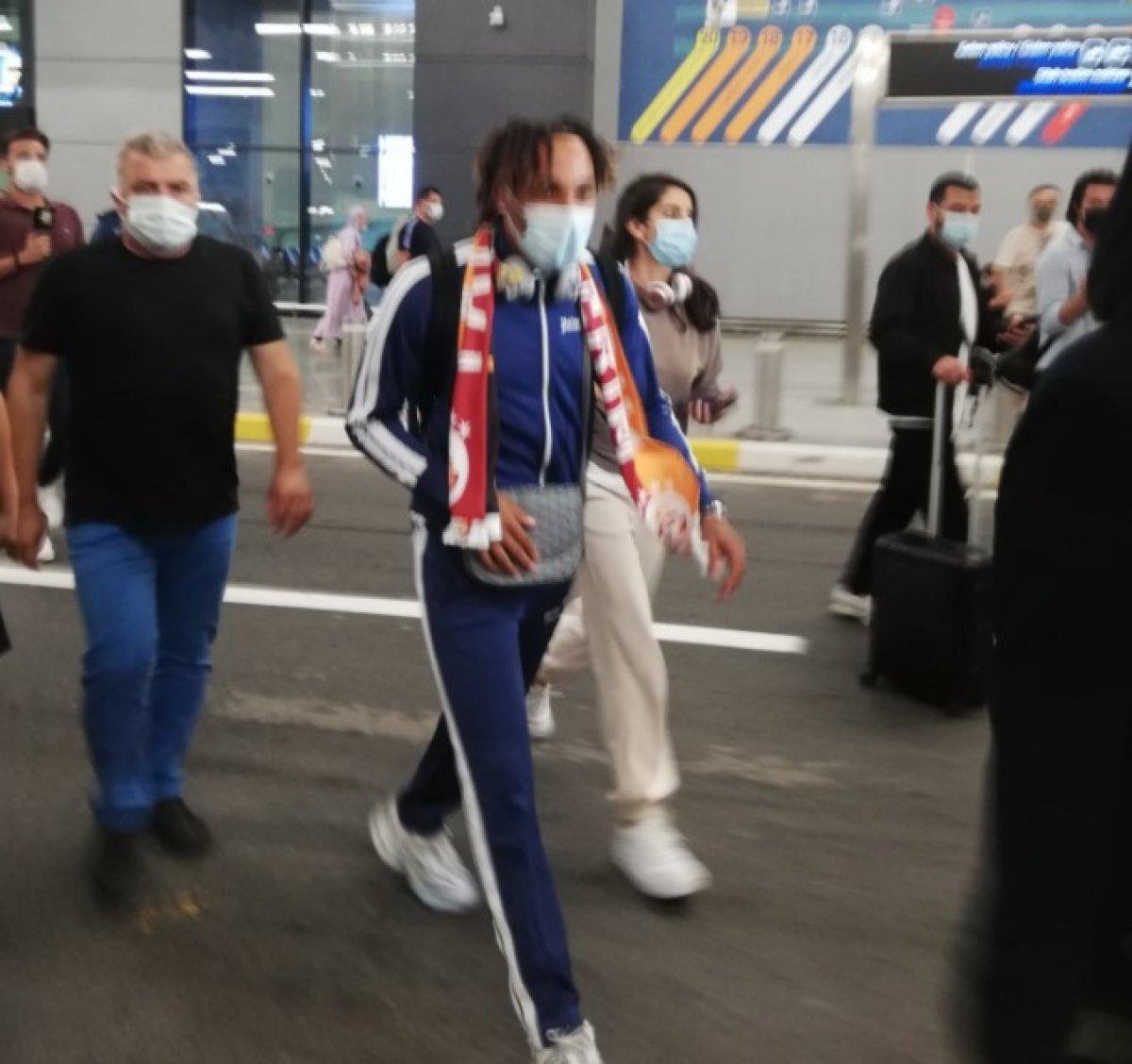 Galatasaray’ın yeni transferi Sacha Boey İstanbul’da