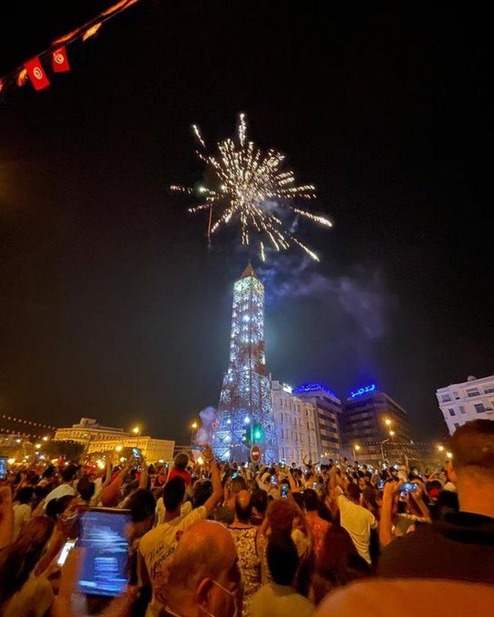 Tunus'ta hükümetin fesh edilmesi sonrası ordu sokağa indi
