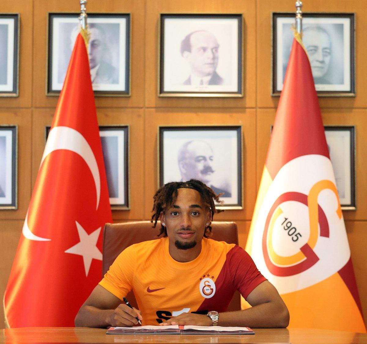 Galatasaray, Sacha Boey'u açıkladı
