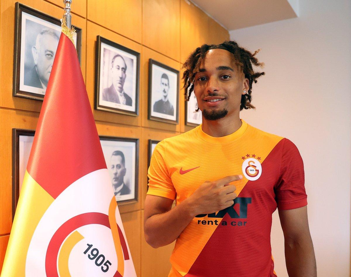 Galatasaray, Sacha Boey'u açıkladı