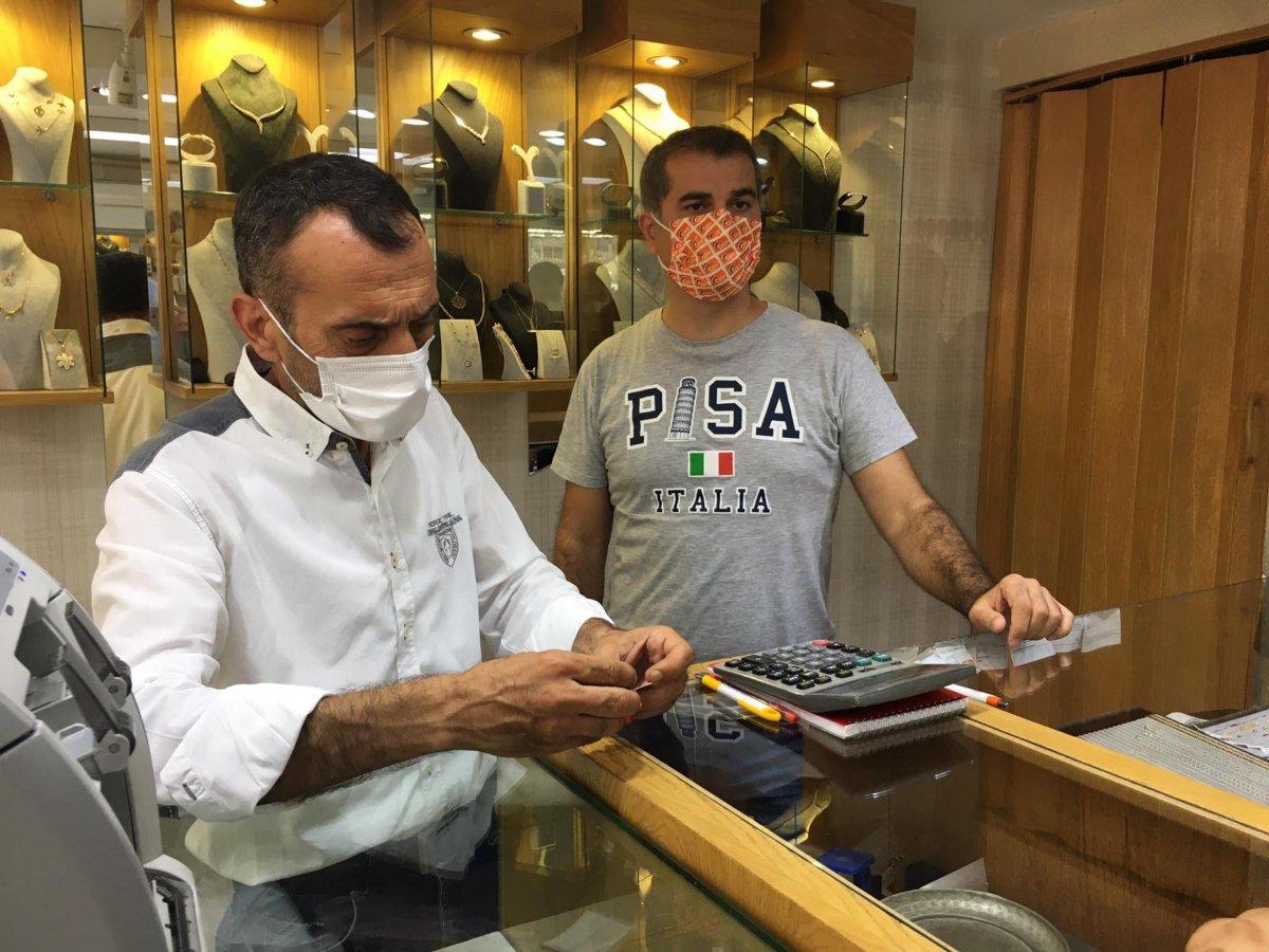 İzmir’de kuyumcuda hırsızlık kamerada