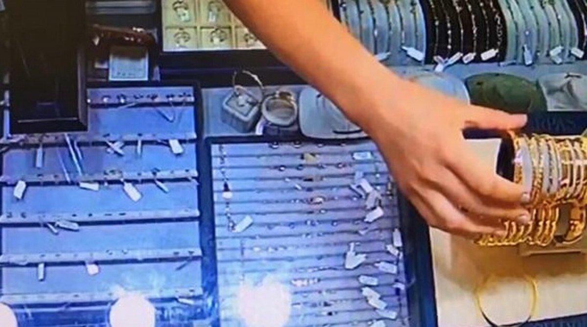 İzmir’de kuyumcuda hırsızlık kamerada