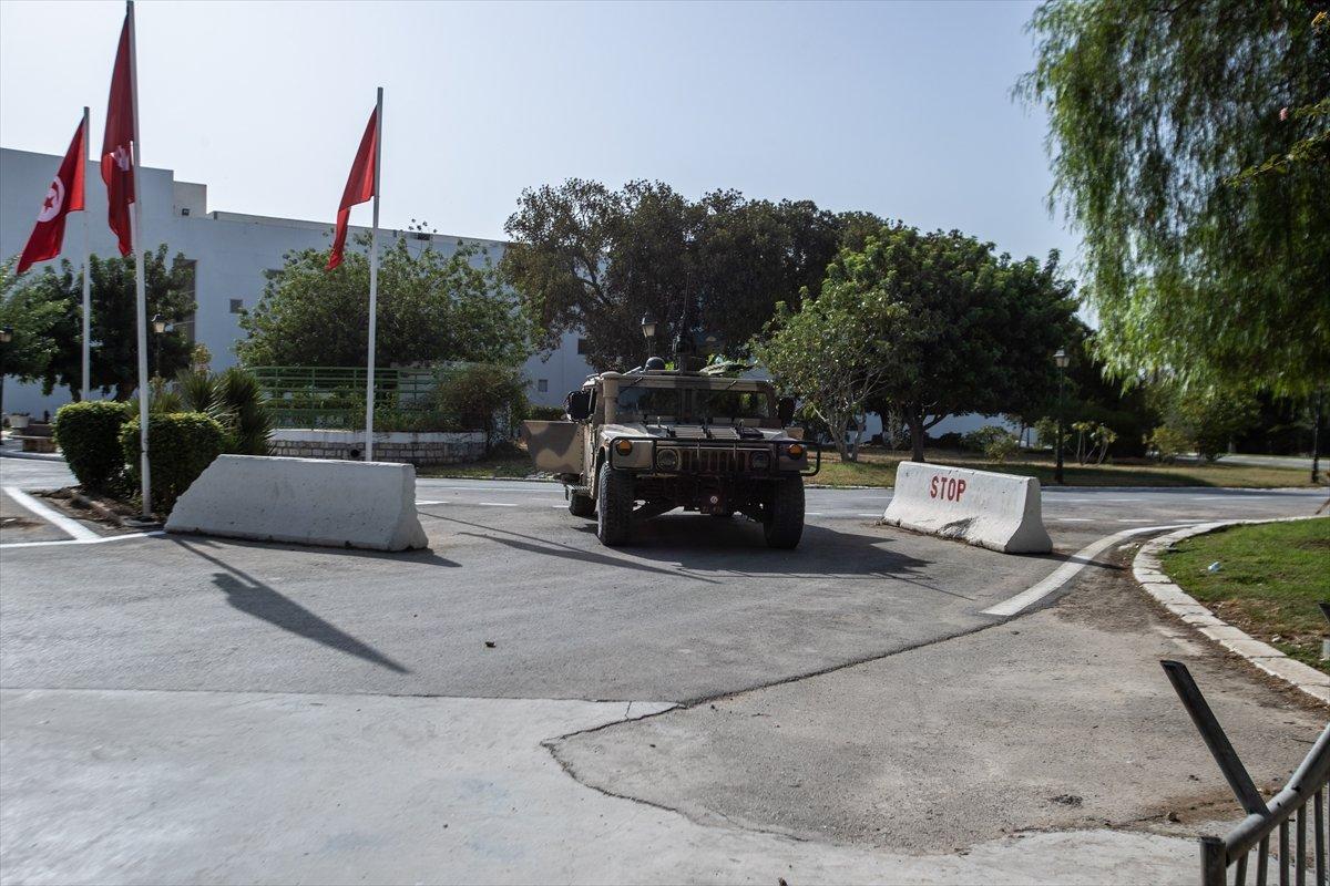 Tunus polisinden darbe karşıtları ve destekçilerine müdahale