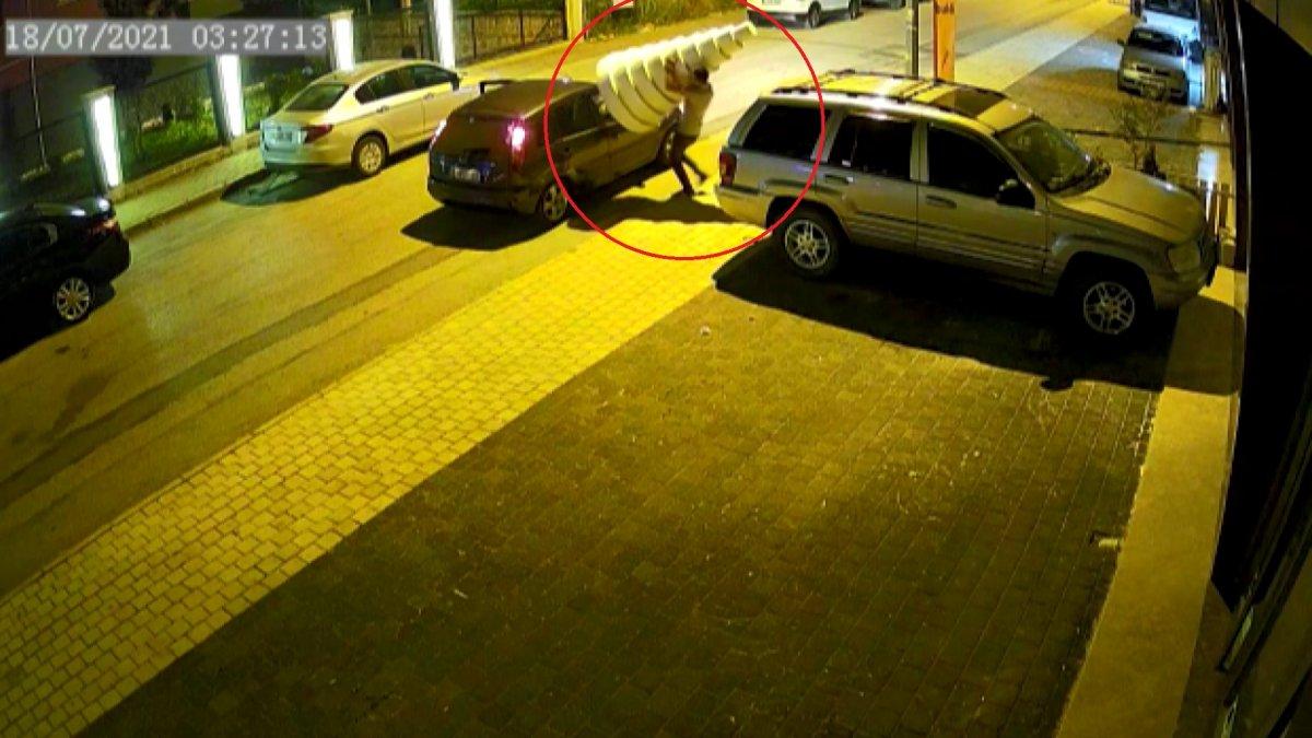 Bursa'da 10 katlı maket düğün pastası, otomobilin tavanına konularak çalındı