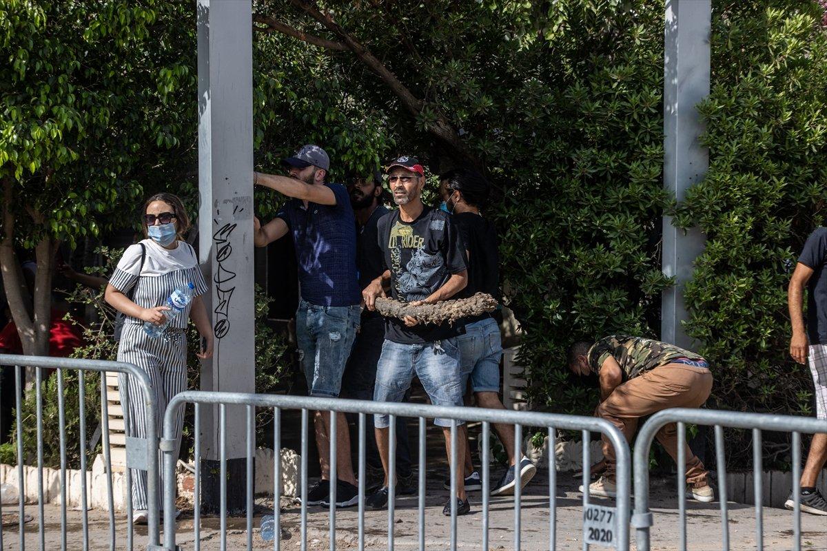 Tunus polisinden darbe karşıtları ve destekçilerine müdahale