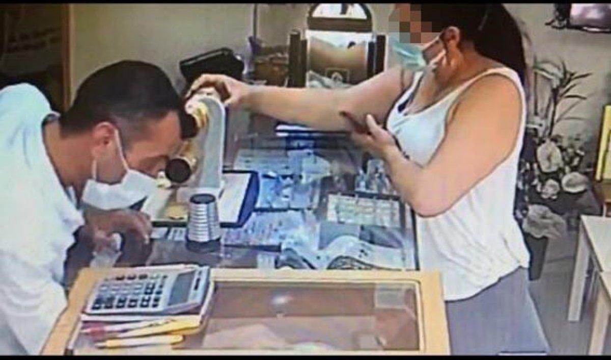 İzmir’de kuyumcuda hırsızlık kamerada