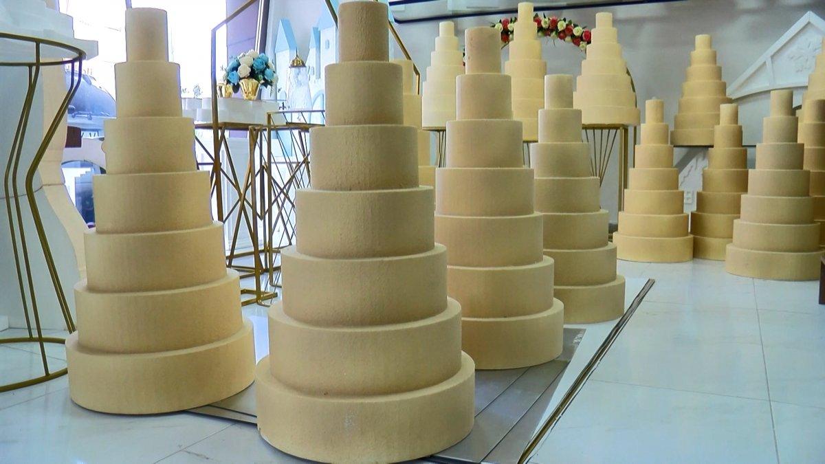 Bursa'da 10 katlı maket düğün pastası, otomobilin tavanına konularak çalındı