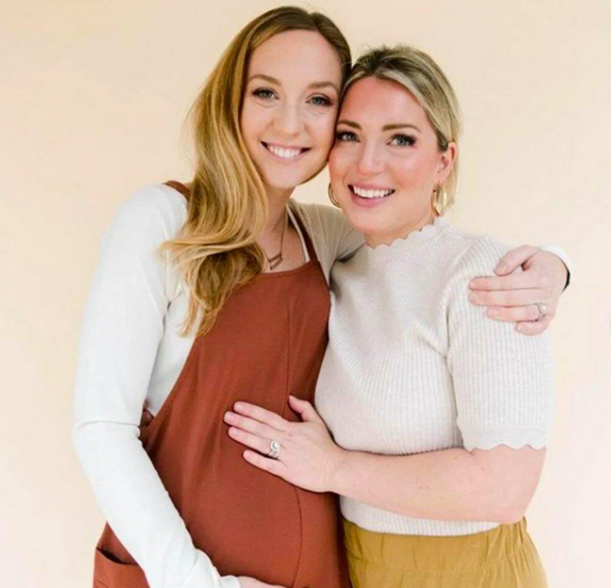 ABD'de ikiz kardeşinin bebeğini taşıyor