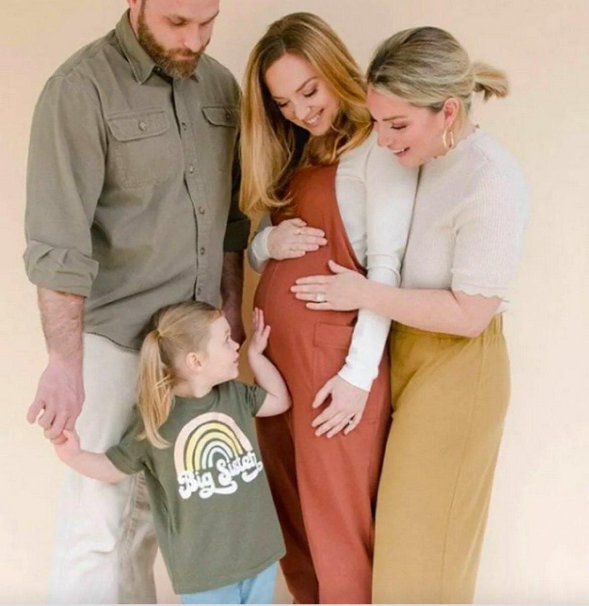 ABD'de ikiz kardeşinin bebeğini taşıyor