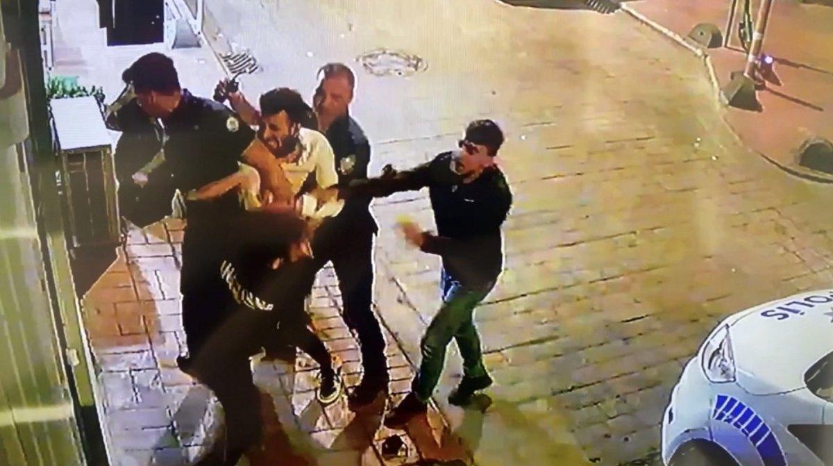 Şarkıcı Çağatay Akman eski sevgilisinin kapısına dayanıp darbetti