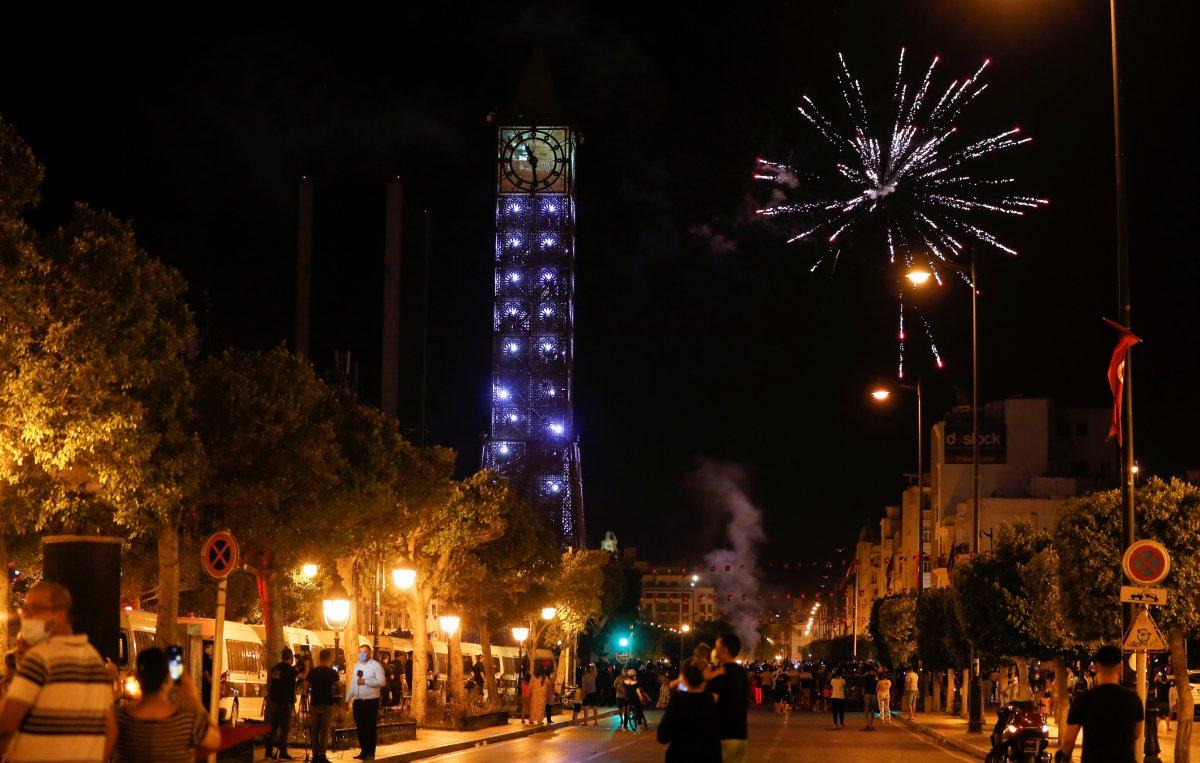 Tunus'ta hükümetin fesh edilmesi sonrası halk sokaklarda