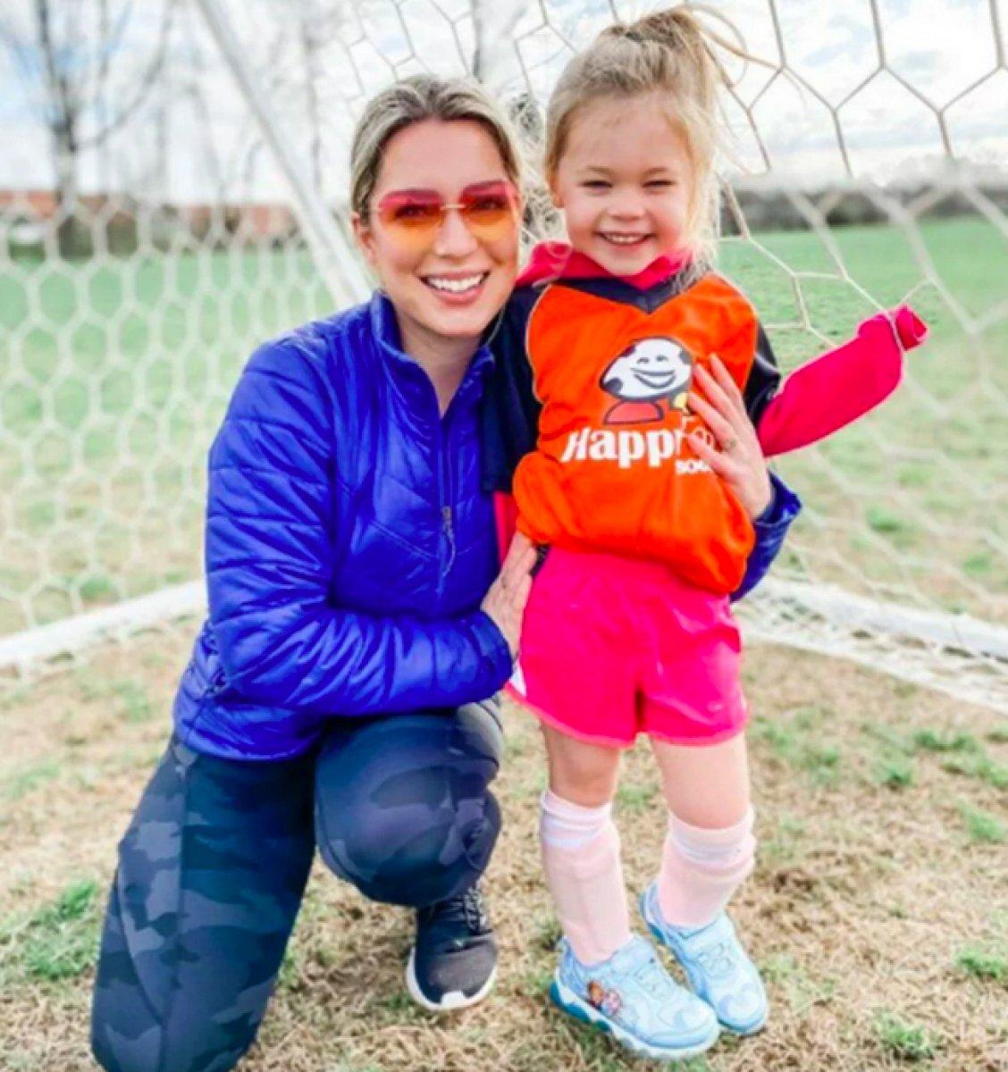 ABD'de ikiz kardeşinin bebeğini taşıyor