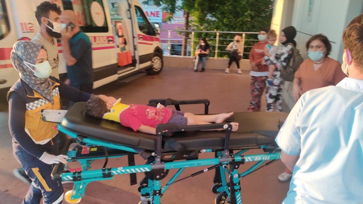 Kocaeli'de balkondan düşen çocuğu marketin tentesi kurtardı