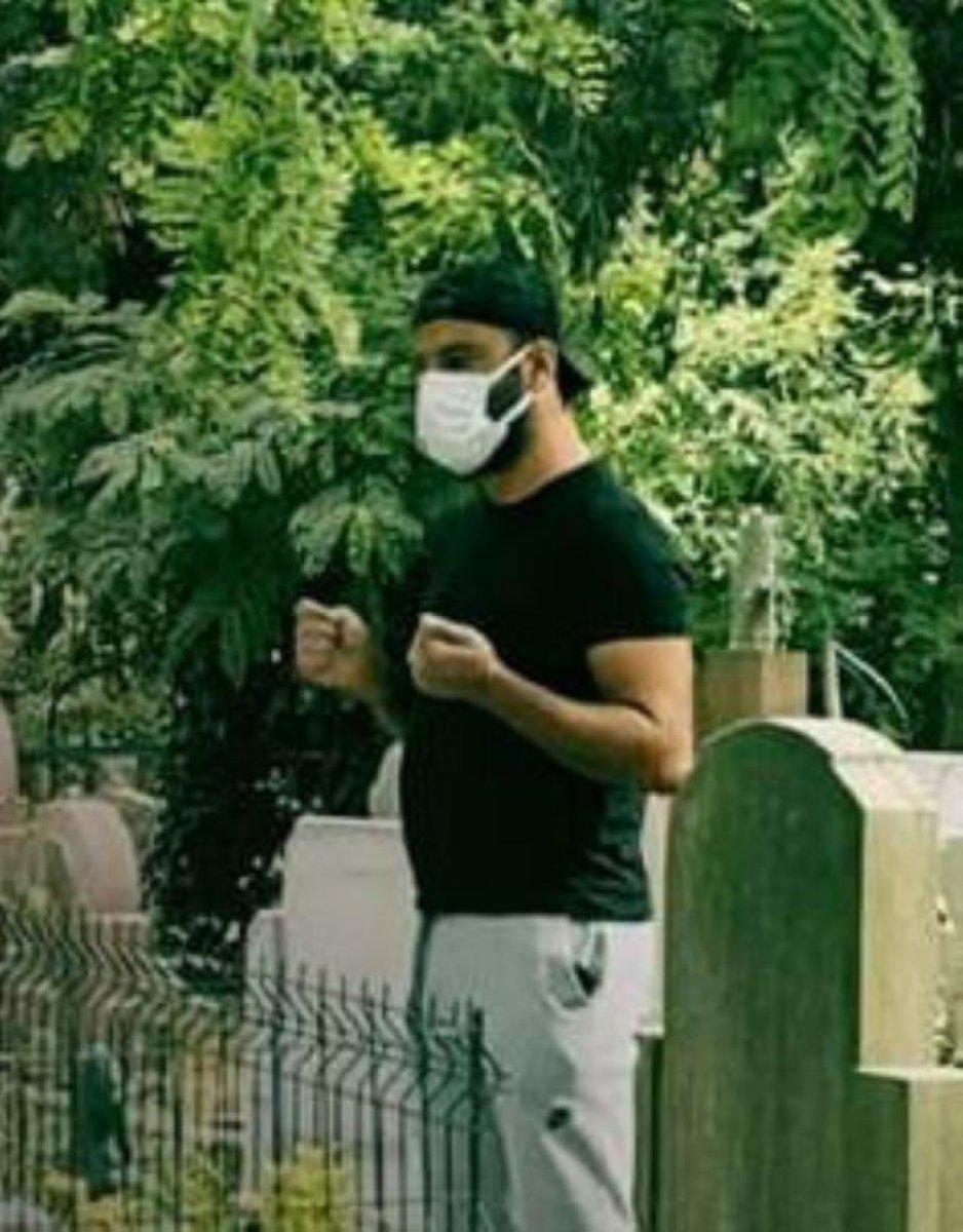 Alişan, kardeşinin mezarından ayrılmıyor