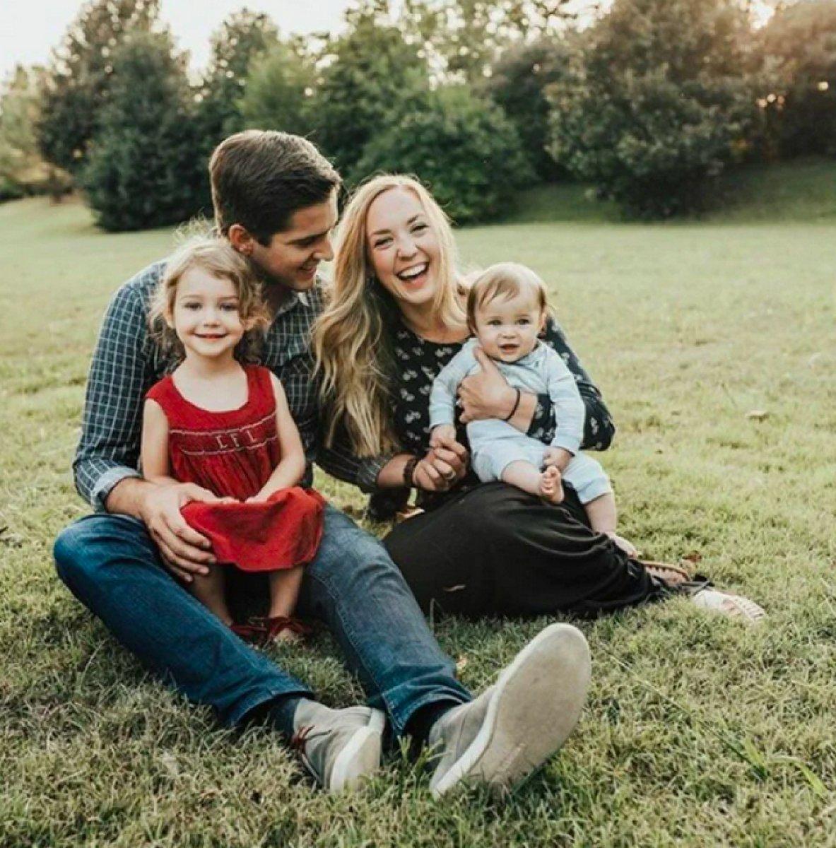 ABD'de ikiz kardeşinin bebeğini taşıyor