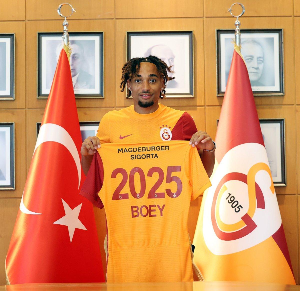 Galatasaray, Sacha Boey'u açıkladı