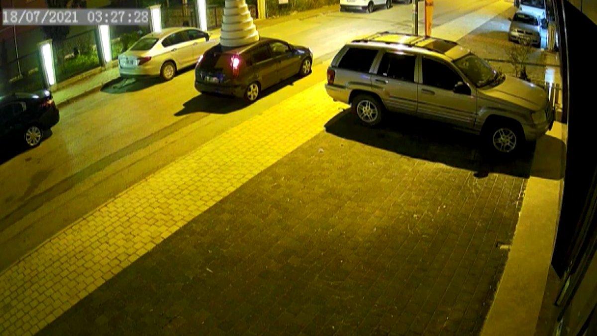 Bursa'da 10 katlı maket düğün pastası, otomobilin tavanına konularak çalındı