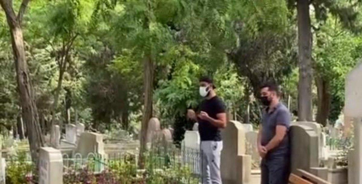 Alişan, kardeşinin mezarından ayrılmıyor