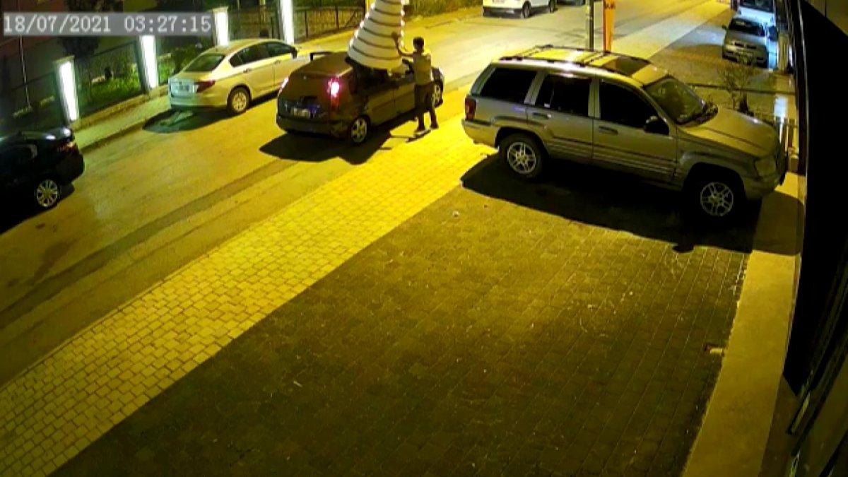 Bursa'da 10 katlı maket düğün pastası, otomobilin tavanına konularak çalındı