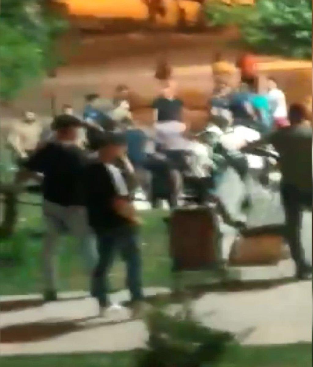 Arnavutköy’de çocukların kavgası aileleri birbirine düşürdü