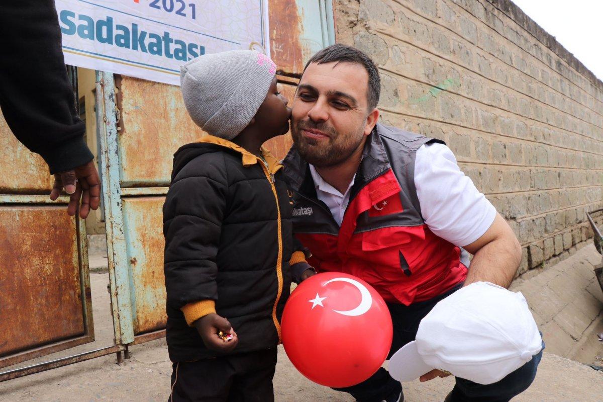 Sadakataşı bayram sevincini 33 ülkede yaşattı
