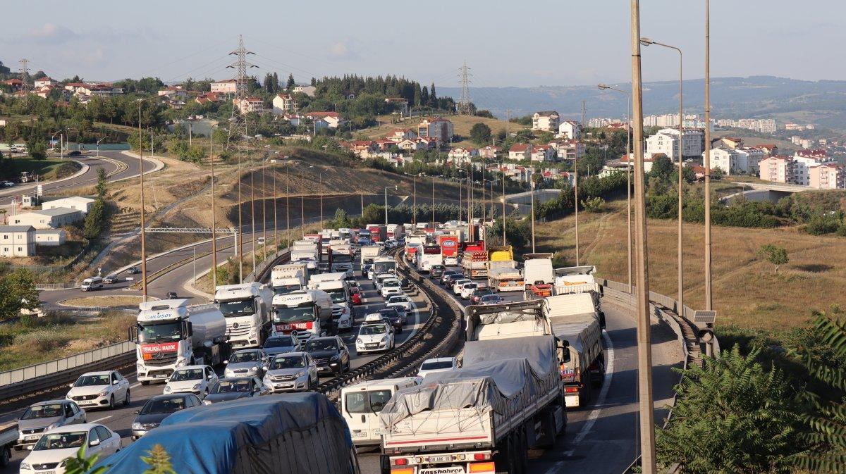 3 tırın karıştığı kaza, Kocaeli TEM Otoyolu’nu kilitledi