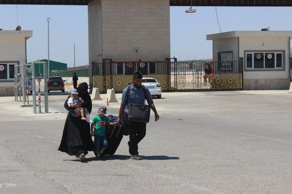 Bayram sonrası Suriyeliler, sınır kapılarından Türkiye'ye dönüyor