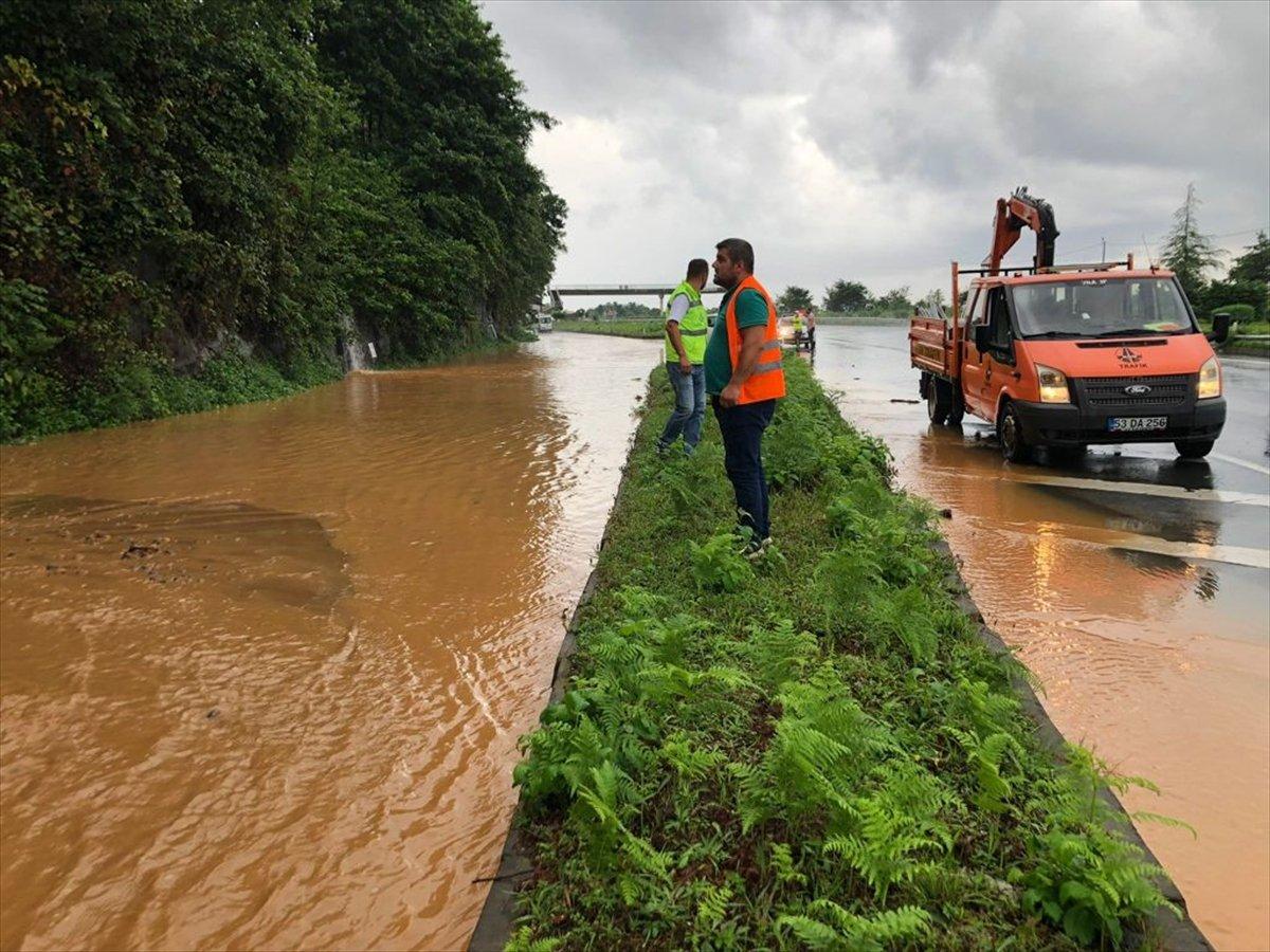 Rize'nin Pazar ilçesinde dere taştı