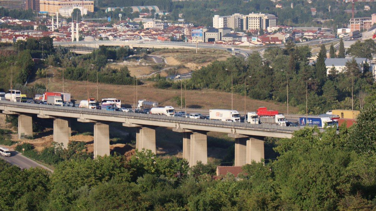 3 tırın karıştığı kaza, Kocaeli TEM Otoyolu’nu kilitledi