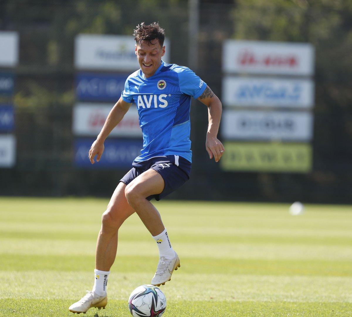 Mesut Özil takımla çalışmalara başladı