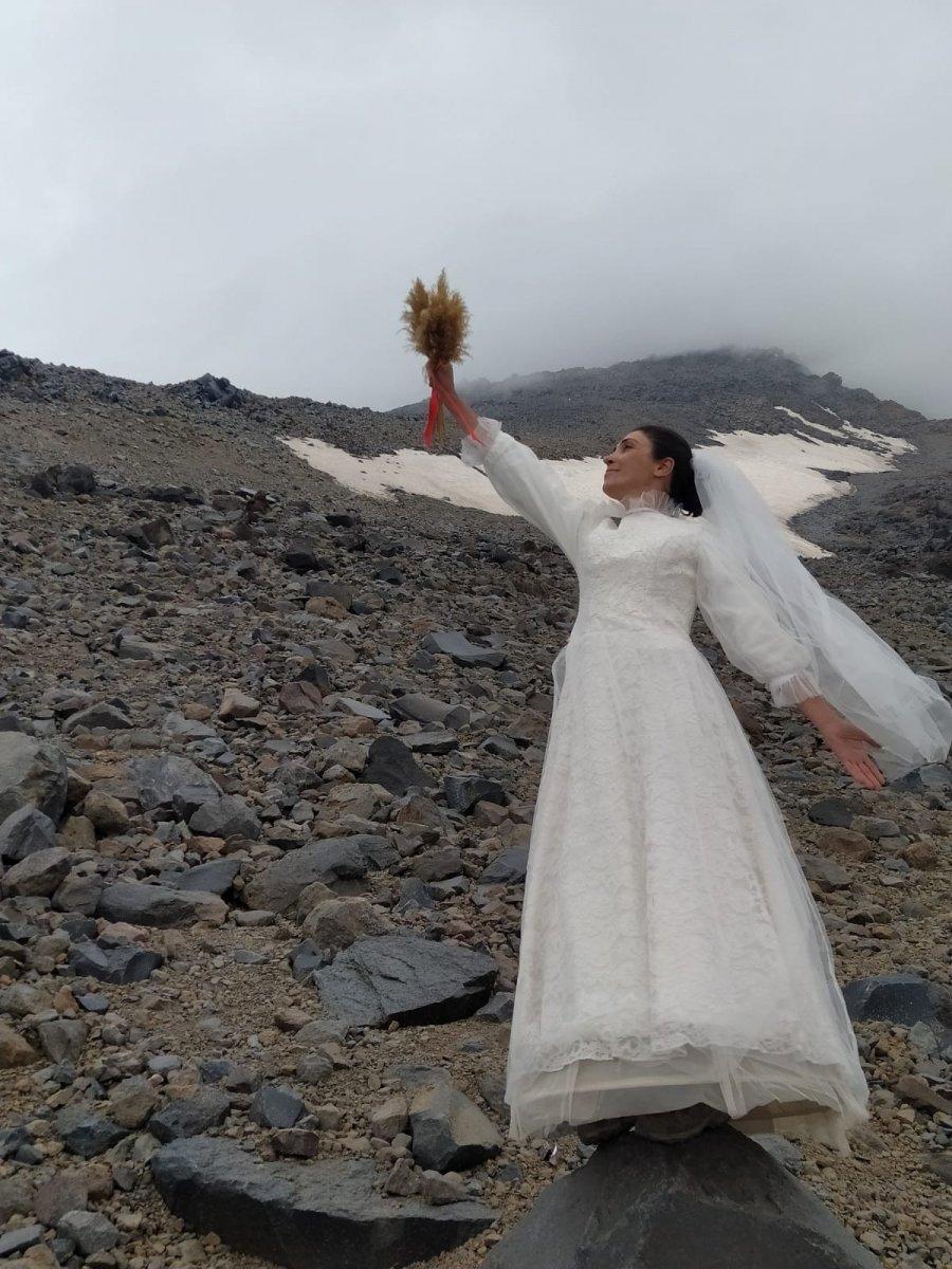 Farkındalık yaratmak için Ağrı Dağı ile evlendi