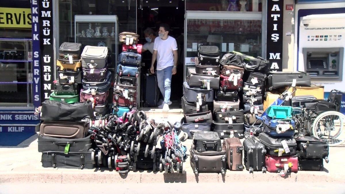 Havalimanında unutulan eşyalar satışta