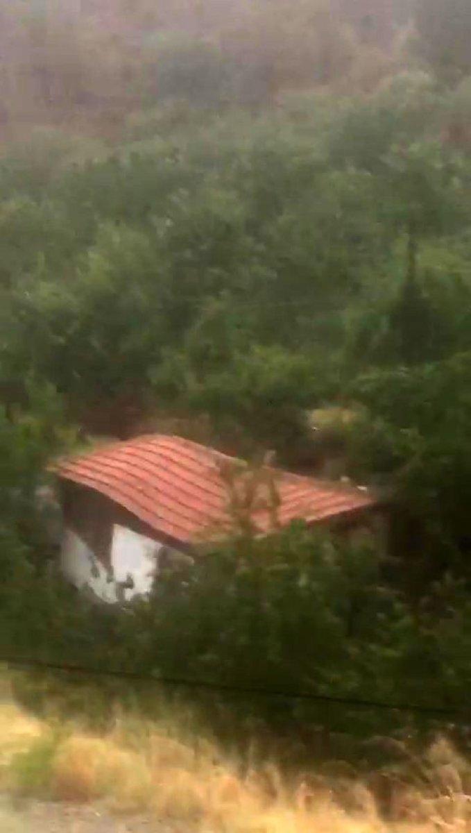 Amasya'da selin evi yıkma anı