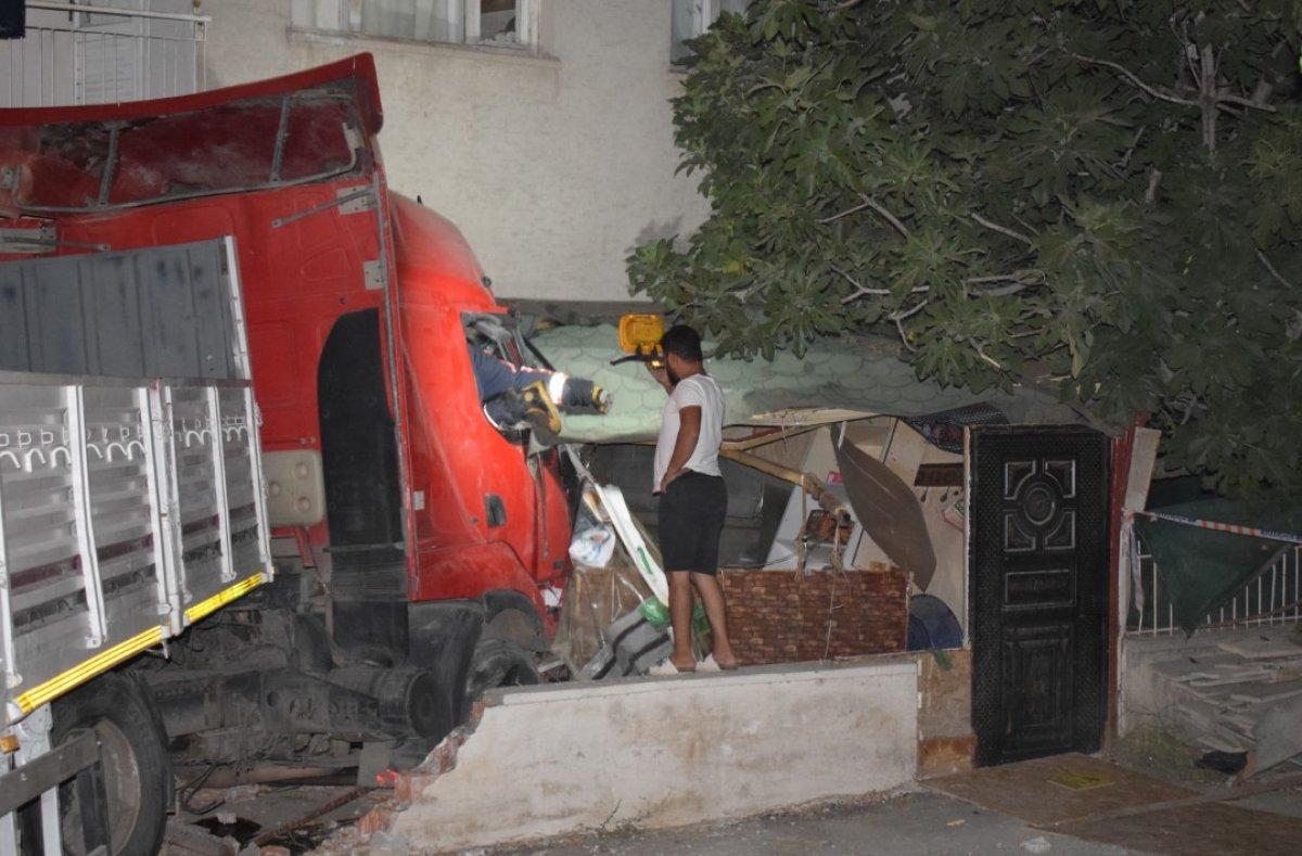 Malatya'da freni boşalan tır, fırına girdi
