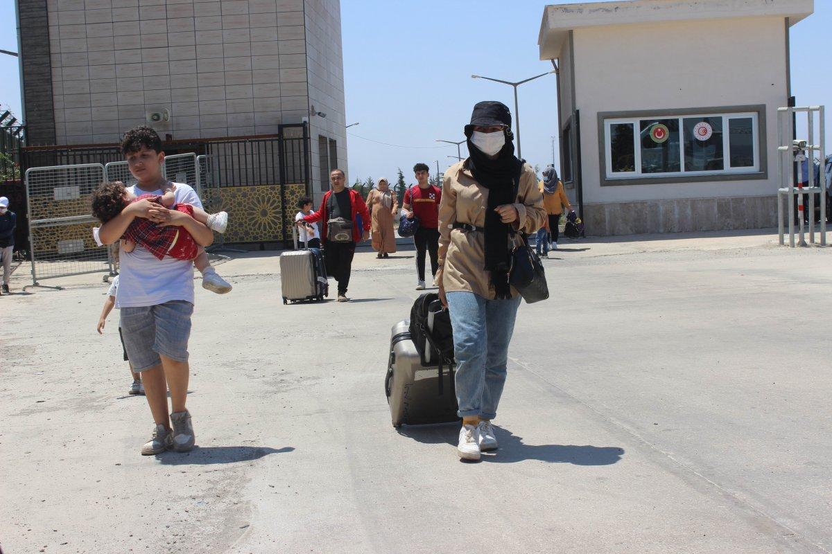 Bayram sonrası Suriyeliler, sınır kapılarından Türkiye'ye dönüyor