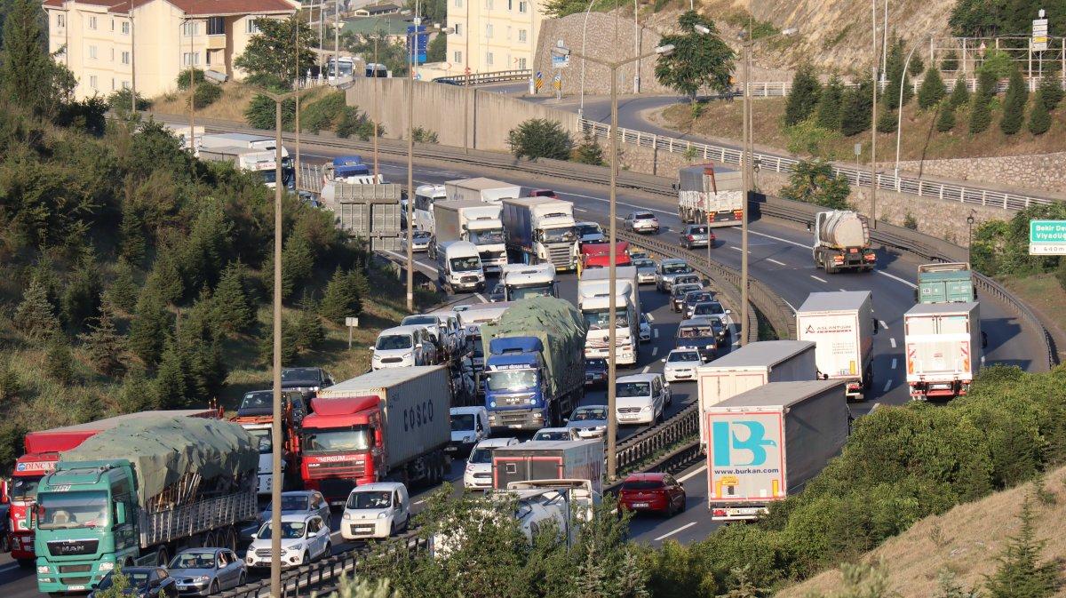 3 tırın karıştığı kaza, Kocaeli TEM Otoyolu’nu kilitledi
