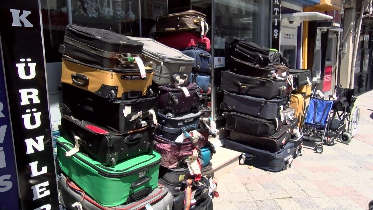 Havalimanında unutulan eşyalar satışta