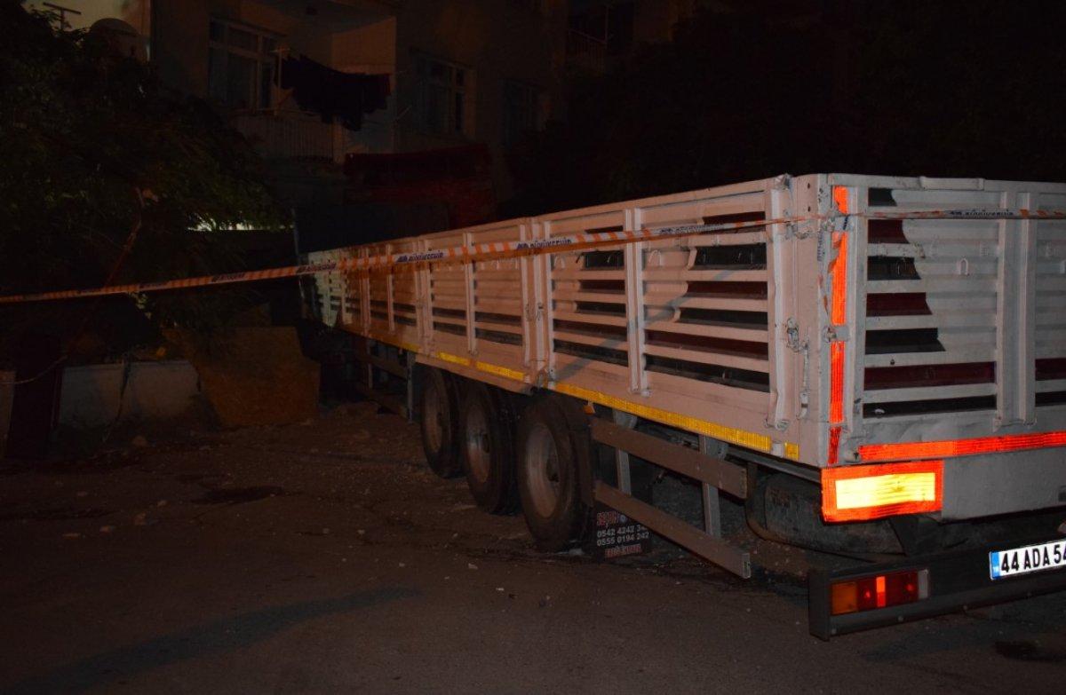 Malatya'da freni boşalan tır, fırına girdi