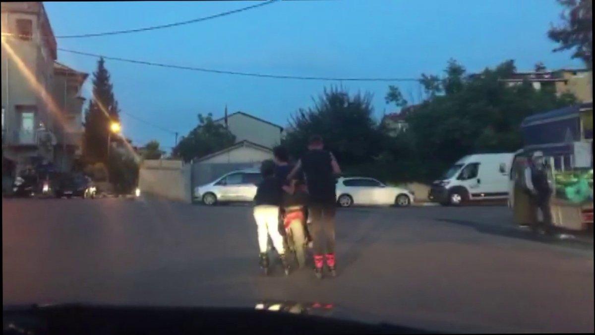 Sultanbeyli'de patenli gençlerin motosikletle yolculuğu kamerada