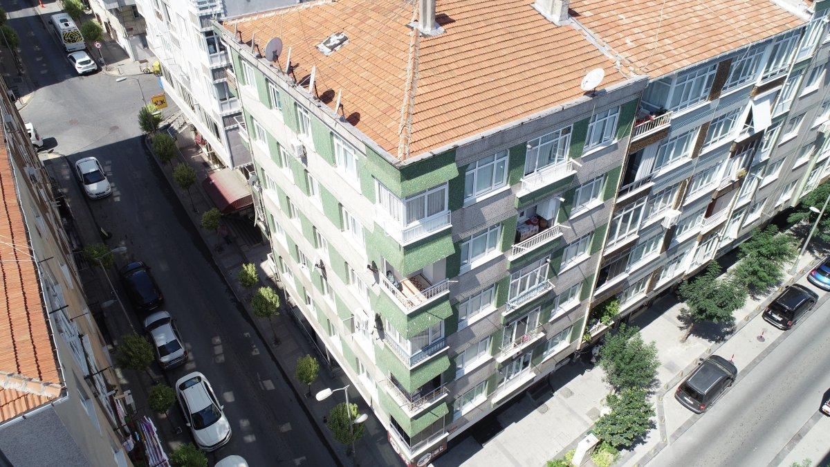 Güngören’de çatlak oluşan balkona demir direkli önlem