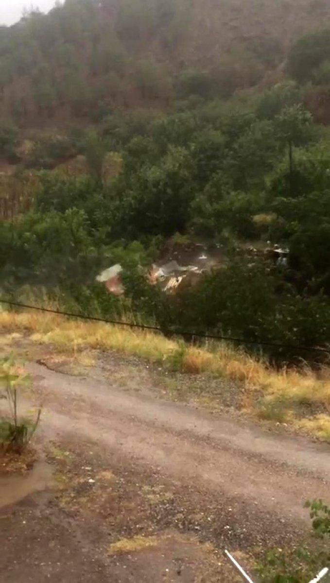 Amasya'da selin evi yıkma anı
