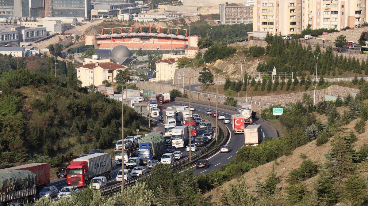 3 tırın karıştığı kaza, Kocaeli TEM Otoyolu’nu kilitledi