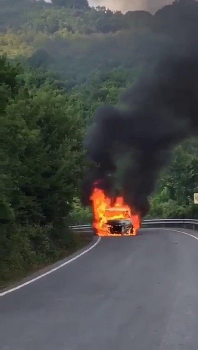 Şile'de yanan araba, alev topuna döndü