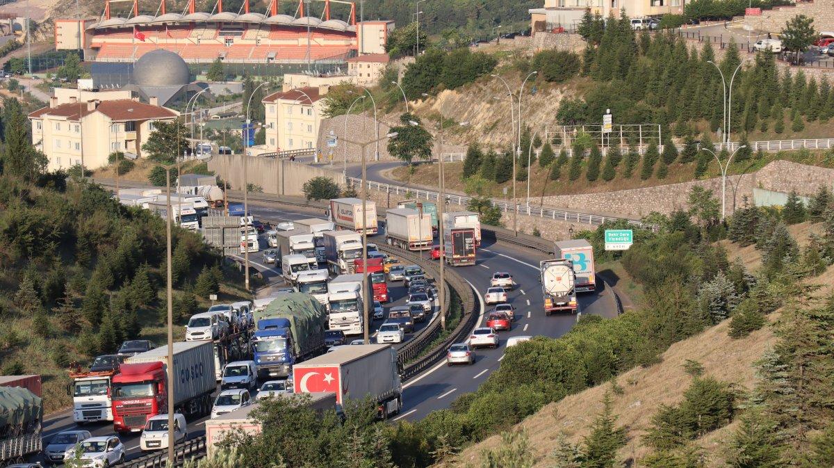 3 tırın karıştığı kaza, Kocaeli TEM Otoyolu’nu kilitledi