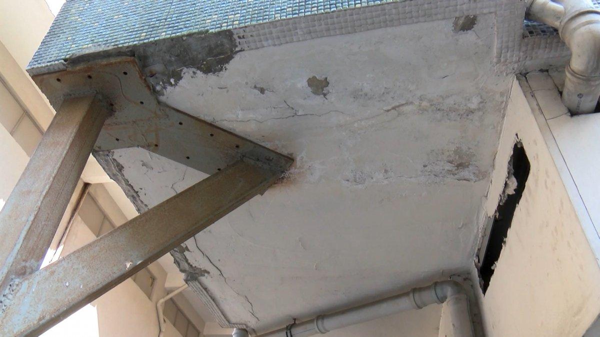 Güngören’de çatlak oluşan balkona demir direkli önlem