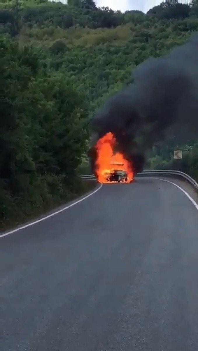 Şile'de yanan araba, alev topuna döndü