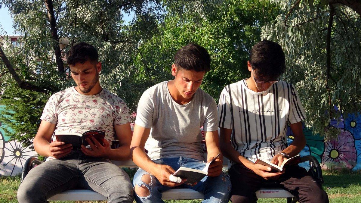 Yazdığı romanını tarlada çapa yaparak biriktirdiği parayla bastırdı