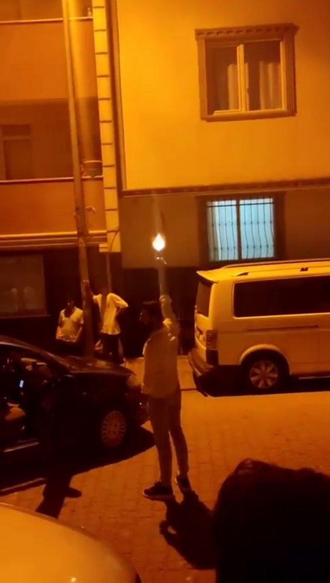 Esenyurt'ta asker eğlencesinde halay çekip havaya ateş ettiler