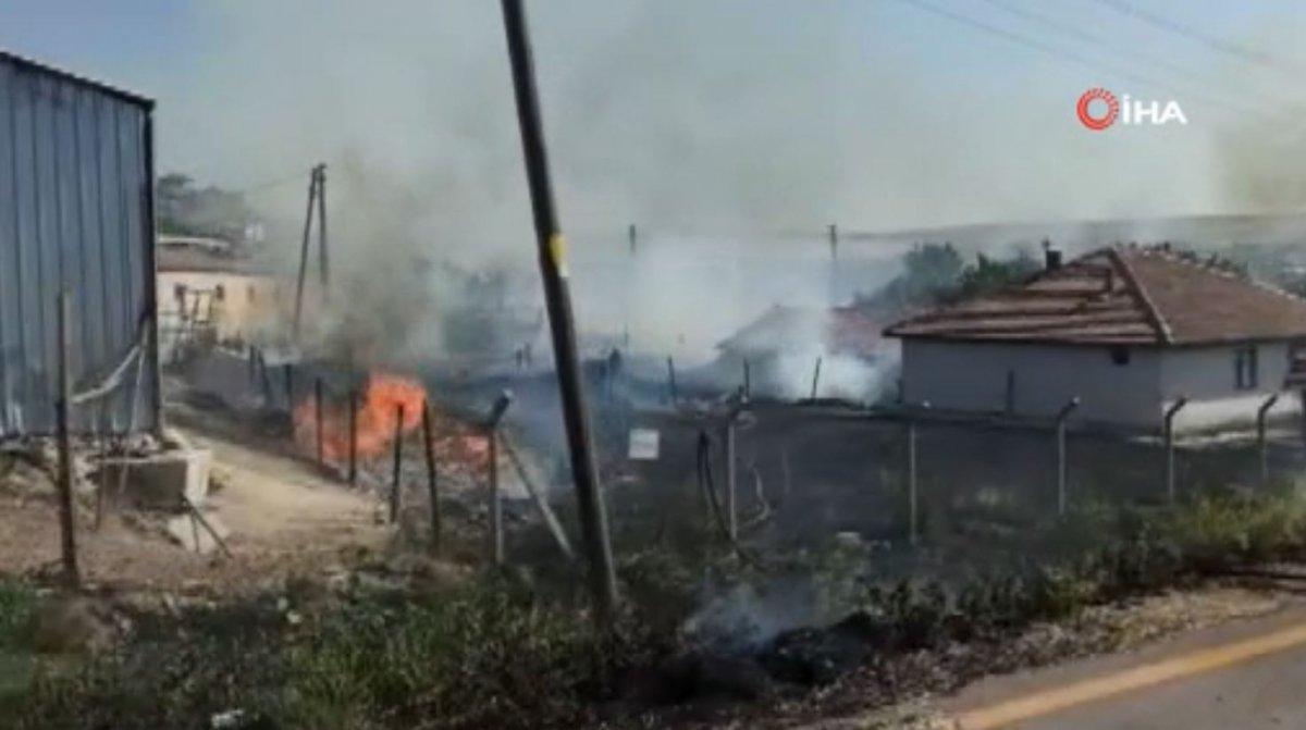 Ankara’da saman yüklü kamyonda yangın